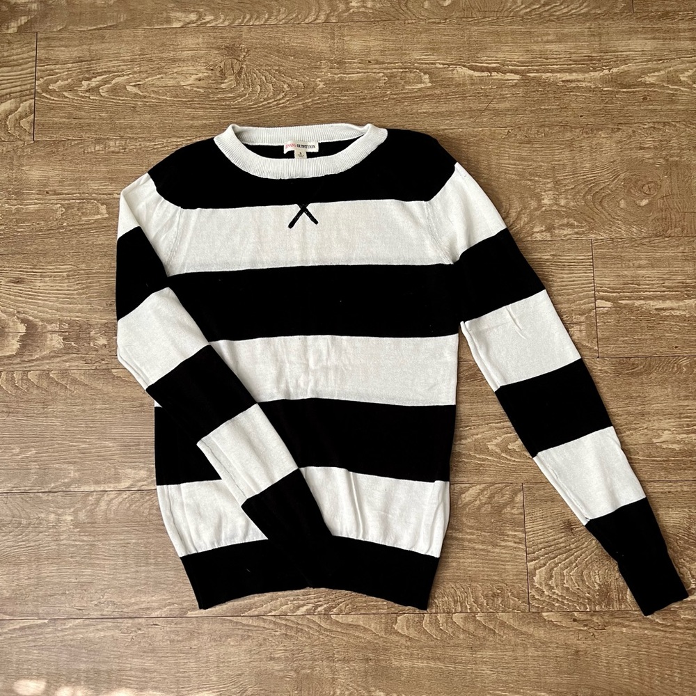 Three sweaters - Picture 7 of 9